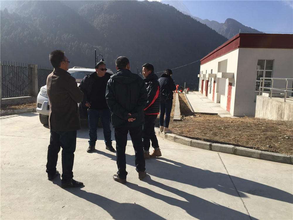 日喀則市環(huán)保督導(dǎo)組蒞臨吉隆縣污水處理廠檢查并指導(dǎo)工作，我吉隆縣環(huán)保局局長和分管縣長熊等領(lǐng)導(dǎo)陪同